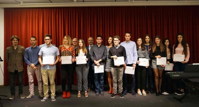 Trece estudiantes reciben los Premios Extraordinarios de Educación que concede el Ayuntamiento de Caravaca - 1, Foto 1
