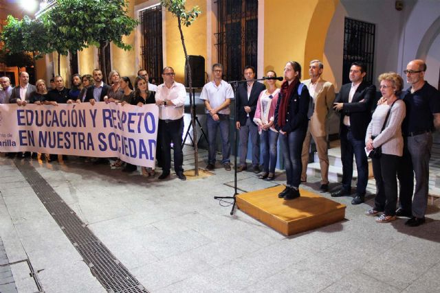 Cientos de personas en la manifestación contra la violencia, organizada por el Ayuntamiento de Alcantarilla, tras la agresión sufrida por una monitora del servicio de comedor del Colegio Ntra. Sra. de la Asunción - 2, Foto 2