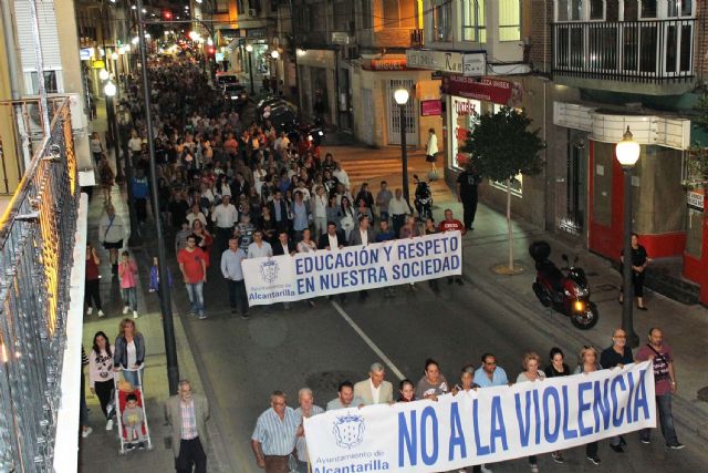 Cientos de personas en la manifestación contra la violencia, organizada por el Ayuntamiento de Alcantarilla, tras la agresión sufrida por una monitora del servicio de comedor del Colegio Ntra. Sra. de la Asunción - 3, Foto 3