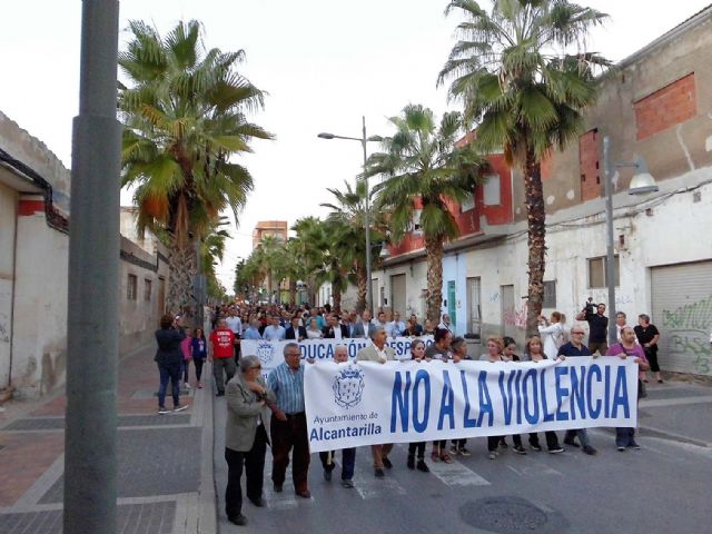 Cientos de personas en la manifestación contra la violencia, organizada por el Ayuntamiento de Alcantarilla, tras la agresión sufrida por una monitora del servicio de comedor del Colegio Ntra. Sra. de la Asunción - 4, Foto 4