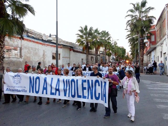 Cientos de personas en la manifestación contra la violencia, organizada por el Ayuntamiento de Alcantarilla, tras la agresión sufrida por una monitora del servicio de comedor del Colegio Ntra. Sra. de la Asunción - 5, Foto 5