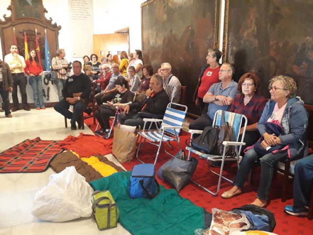 Víctimas del terremoto de Lorca se encierran en su Ayuntamiento para reclamar la paralización de los embargos por las ayudas - 1, Foto 1