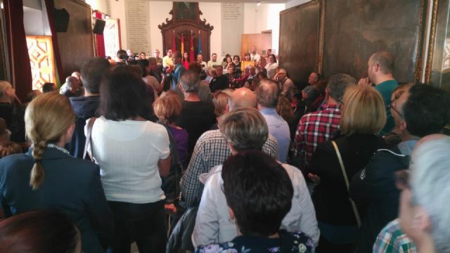 Víctimas del terremoto de Lorca se encierran en su Ayuntamiento para reclamar la paralización de los embargos por las ayudas - 2, Foto 2