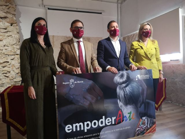 El proyecto 'Empoderarte' formará a 180 mujeres vulnerables en oficios artesanos - 1, Foto 1