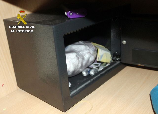 La Guardia Civil desmantela una organización criminal dedicada a exportar marihuana oculta entre hortalizas - 4, Foto 4