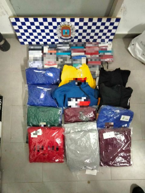 La Policía Local de Lorca interviene 1.900 prendas falsificadas preparadas para ponerse a la venta en el mercado de Purias - 1, Foto 1