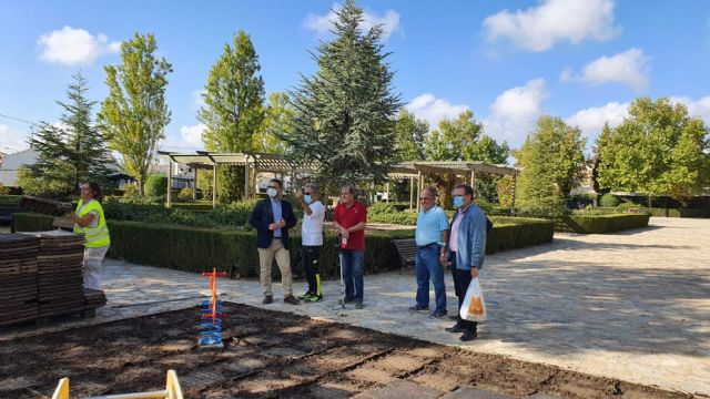 El alcalde de Lorca supervisa la terminación de las obras de la vía verde de acceso al cementerio de Zarcilla de Ramos y las mejoras en el parque de la pedanía - 1, Foto 1