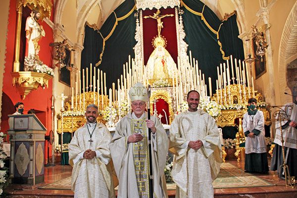 El cardenal Carlos Amigo presidió la eucaristía conmemorativa del cincuentenario de la Coronación de la Virgen de las Angustias de Alcalá del Río - 1, Foto 1