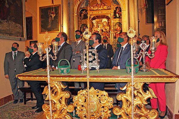 El cardenal Carlos Amigo presidió la eucaristía conmemorativa del cincuentenario de la Coronación de la Virgen de las Angustias de Alcalá del Río - 2, Foto 2