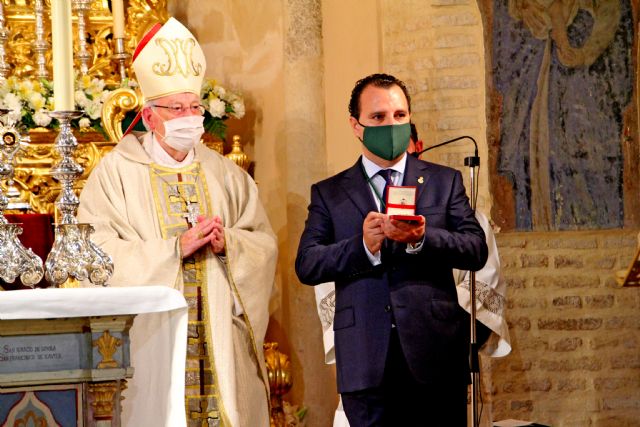 El cardenal Carlos Amigo presidió la eucaristía conmemorativa del cincuentenario de la Coronación de la Virgen de las Angustias de Alcalá del Río - 4, Foto 4