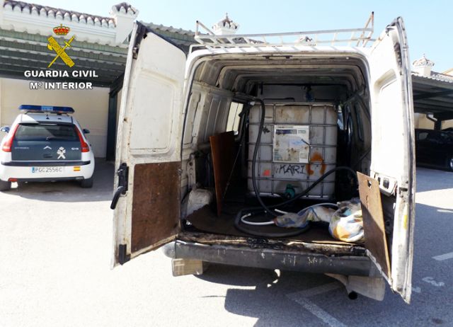 La Guardia Civil detiene a dos hombres por el robo del combustible de tres camiones en el polígono industrial de Mula - 1, Foto 1