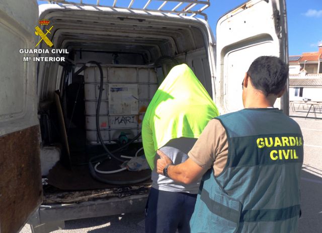 La Guardia Civil detiene a dos hombres por el robo del combustible de tres camiones en el polígono industrial de Mula - 2, Foto 2