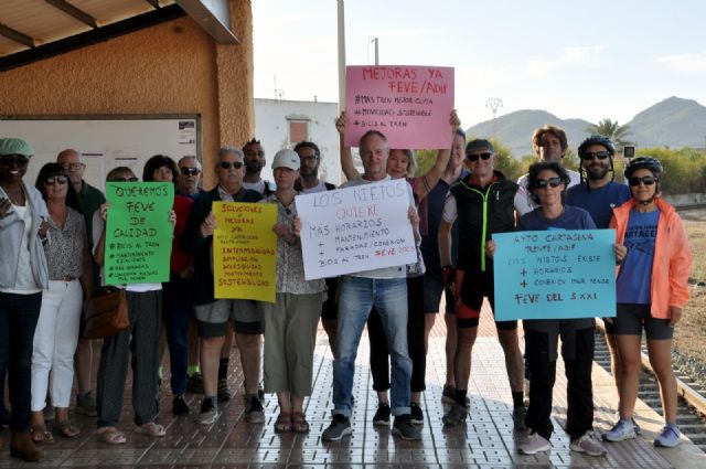 Exigen a RENFE el acceso de bicicletas al tren de ancho métrico - 1, Foto 1