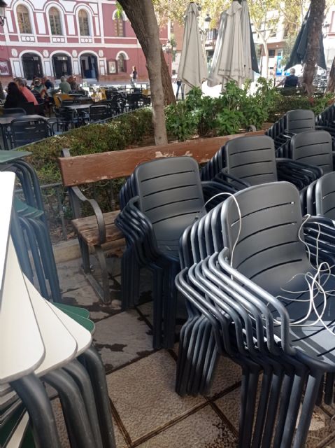 IU sale en defensa de los vecinos que denuncian que la Plaza de Calderón se queda sin bancos en los que poder sentarse - 1, Foto 1