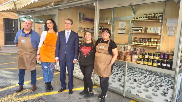 La inauguración del Mercado de Todos los Santos ya llena de aromas, dulces y tradición la Plaza de San Pedro de Murcia - 1, Foto 1