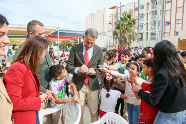 El colegio Sagrado Corazón de Jesús de Lorca rinde homenaje a los militares del Regimiento Mallorca 13 que rescataron a más de 400 escolares y profesores durante la riada de 1973 - 5, Foto 5