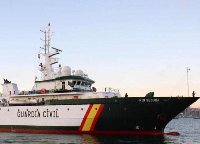 La Guardia Civil intercepta in fraganti un transbordo de hachís entre dos embarcaciones - 1, Foto 1