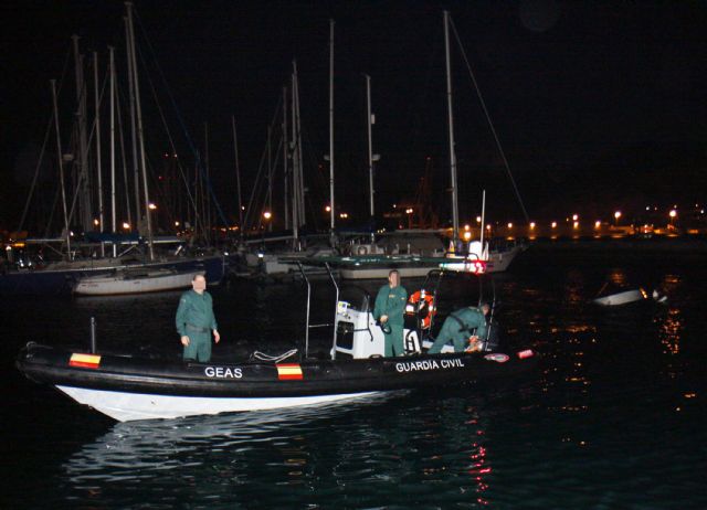 La Guardia Civil intercepta in fraganti un transbordo de hachís entre dos embarcaciones - 3, Foto 3