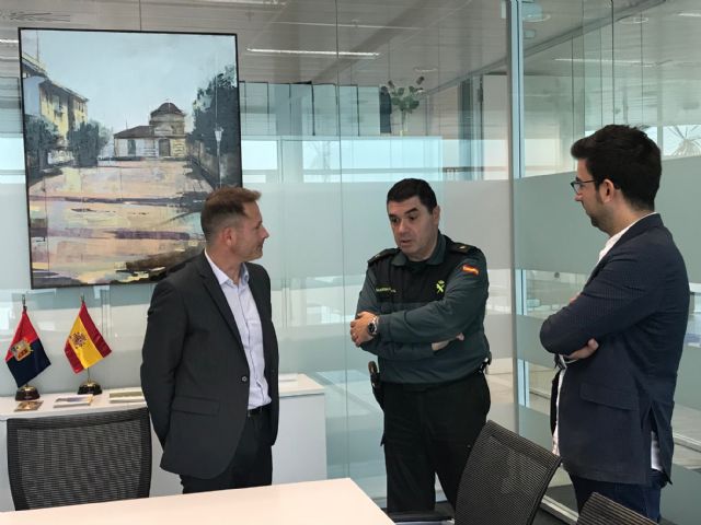 El alcalde agradece al comandante de la Guardia Civil la entrega mostrada al municipio durante su servicio - 1, Foto 1