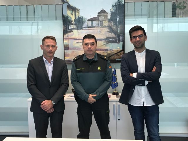 El alcalde agradece al comandante de la Guardia Civil la entrega mostrada al municipio durante su servicio - 2, Foto 2