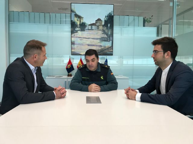 El alcalde agradece al comandante de la Guardia Civil la entrega mostrada al municipio durante su servicio - 3, Foto 3