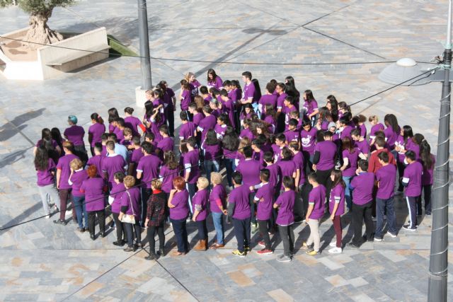 Los jóvenes de Totana laten contra la Violencia de Género organizando un corazón humano en la plaza de la Balsa Vieja - 1, Foto 1
