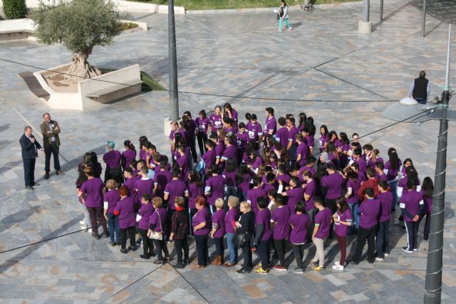 The young people of Totana "beat" against Gender Violence by organizing a human heart in the Plaza de la Balsa Vieja, Foto 2