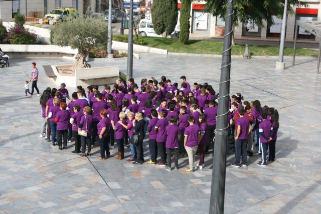 The young people of Totana "beat" against Gender Violence by organizing a human heart in the Plaza de la Balsa Vieja, Foto 4