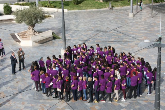 The young people of Totana "beat" against Gender Violence by organizing a human heart in the Plaza de la Balsa Vieja, Foto 5