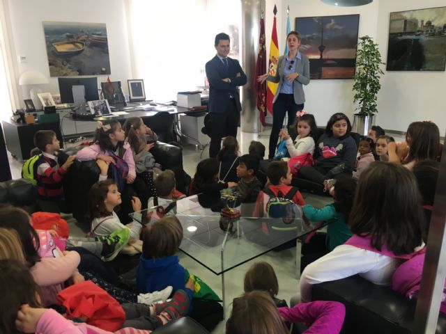 El Alcalde recibe en su despacho a los alumnos de 2° de Primaria del CEIP El Recuerdo - 1, Foto 1