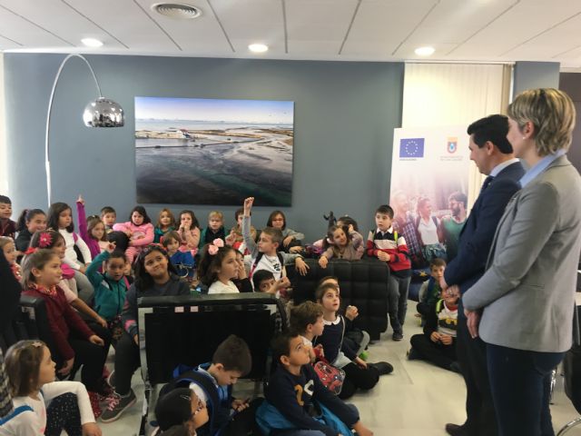 El Alcalde recibe en su despacho a los alumnos de 2° de Primaria del CEIP El Recuerdo - 2, Foto 2