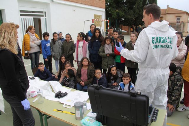 La Guardia Civil organiza una exhibición en el colegio Asunción Jordán de Puerto Lumbreras - 2, Foto 2