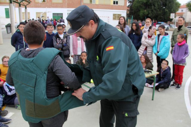 La Guardia Civil organiza una exhibición en el colegio Asunción Jordán de Puerto Lumbreras - 3, Foto 3