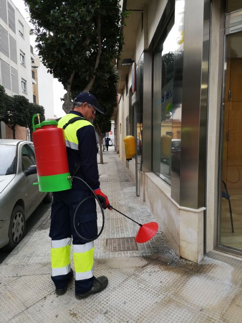 Beniel inicia una intensiva campaña de limpieza contra los orines de mascotas empleando una novedosa técnica - 2, Foto 2