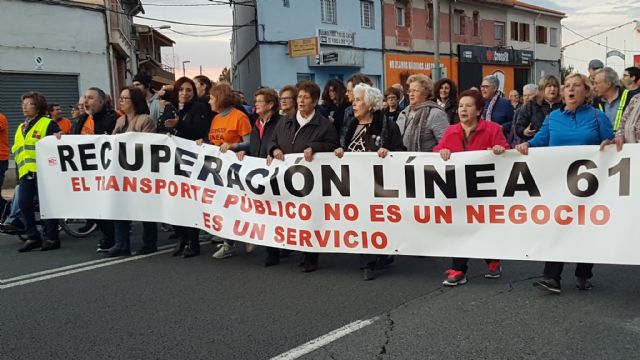 Centenares de vecinos cortan la carretera de El Palmar para exigir que la Consejería de Fomento restituya la Línea 61 - 1, Foto 1