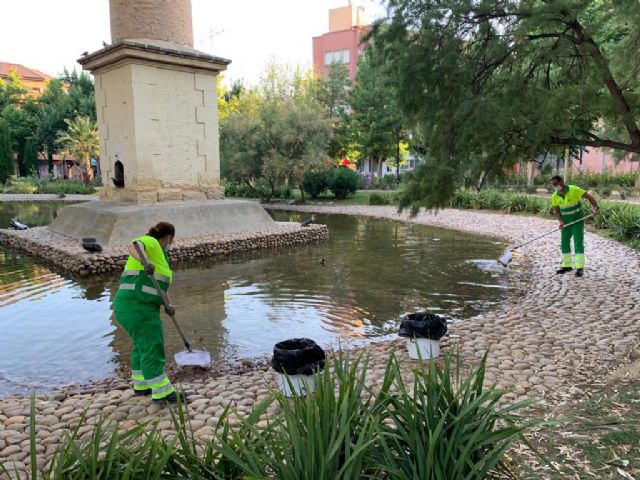 El Ayuntamiento trabaja en el mantenimiento de los más de 3.000 metros cuadrados del lago de la Seda - 1, Foto 1