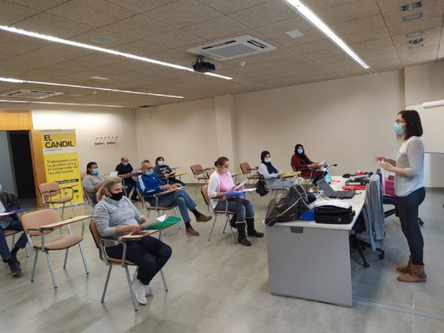 15 personas desempleadas se forman en limpieza de superficies y mobiliario con el Proyecto Labor, Foto 1