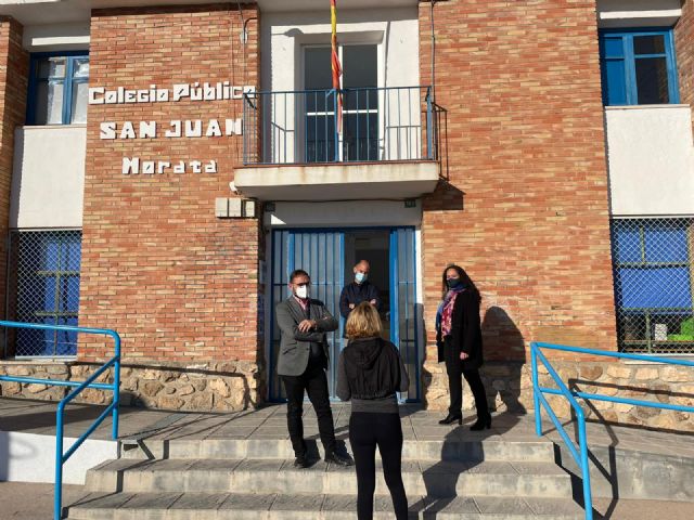 El Ayuntamiento de Lorca realiza actuaciones de mejora en el Colegio Público San Juan de Morata así como en la pista deportiva y la limpieza de las carreteras y cunetas de la pedanía - 1, Foto 1