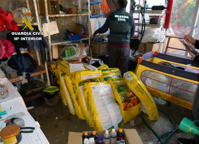 La Guardia Civil desmantela un activo punto de producción y venta de marihuana - 1, Foto 1