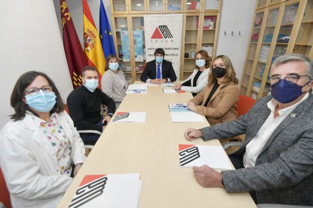 López Miras destaca el trabajo encomiable de la Asociación Murciana de Esclerosis Múltiple para ayudar cada día a los afectados y a sus familias - 2, Foto 2
