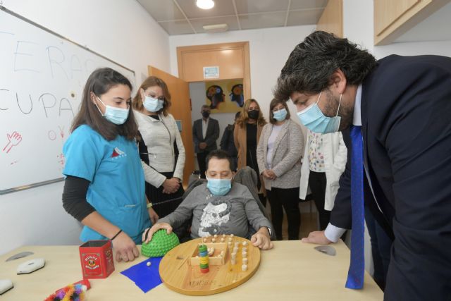 López Miras destaca el trabajo encomiable de la Asociación Murciana de Esclerosis Múltiple para ayudar cada día a los afectados y a sus familias - 3, Foto 3