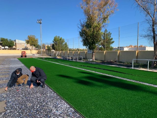 Comienzan a instalar el nuevo césped del campo de fútbol de Churra - 1, Foto 1