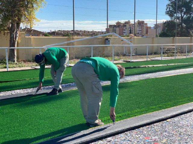 Comienzan a instalar el nuevo césped del campo de fútbol de Churra - 2, Foto 2