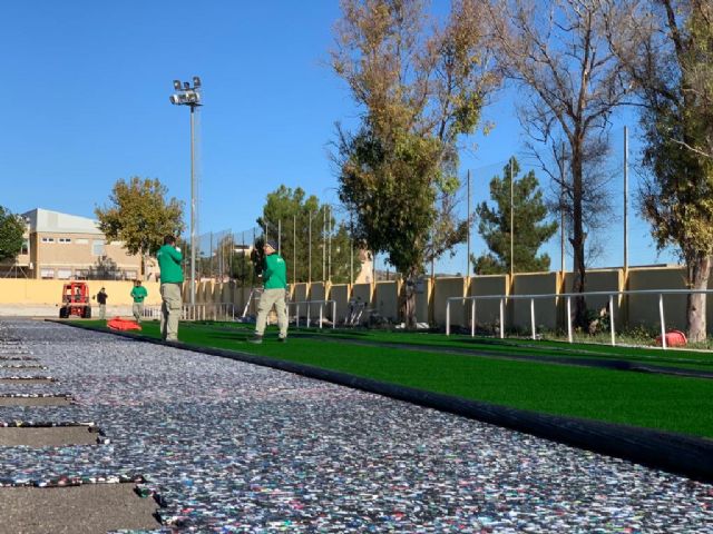 Comienzan a instalar el nuevo césped del campo de fútbol de Churra - 3, Foto 3
