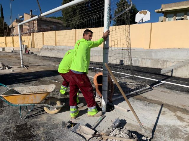 Comienzan a instalar el nuevo césped del campo de fútbol de Churra - 4, Foto 4