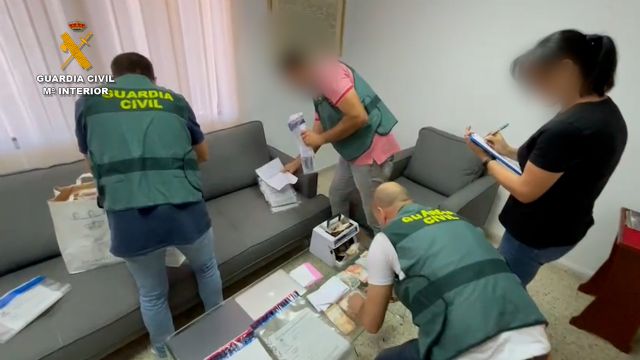 La Guardia Civil desmantela una organización criminal dedicada a cometer estafas piramidales - 1, Foto 1