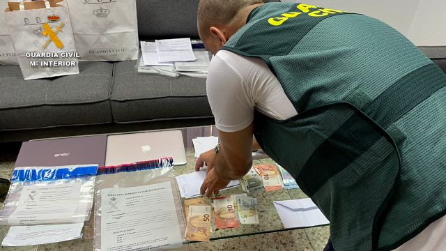La Guardia Civil desmantela una organización criminal dedicada a cometer estafas piramidales - 4, Foto 4