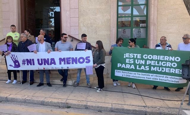 Isa Molino tacha de vergüenza la pancarta desplegado por la ultraderecha rancia en el acto del 25N, Foto 1