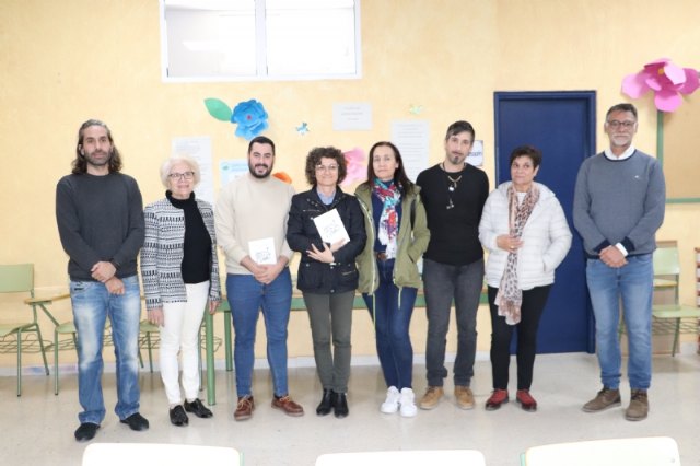Los alumnos del grupo de escritura CEA Bajo de Guadaletn presentan su libro 