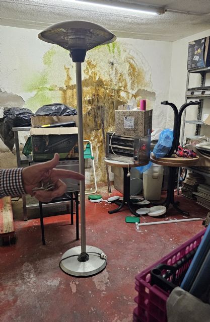 El PSOE exige una intervención urgente en el centro de mayores de El Esparragal, lleno de humedades, moho, aseos deteriorados, accesos inseguros y  espacios cerrados - 1, Foto 1